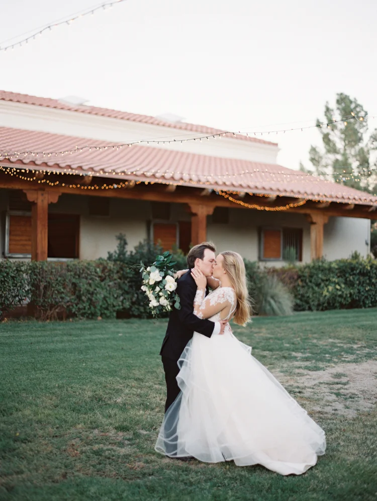 classic and romantic wedding in las vegas