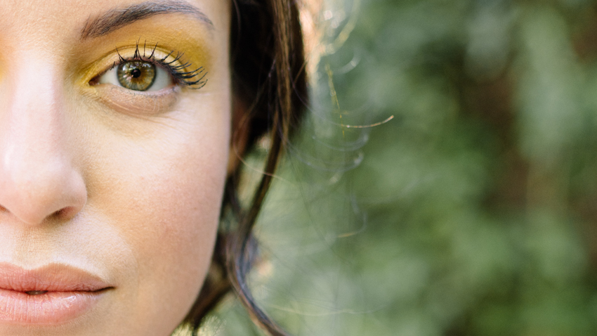 bride wearing yellow gold eyeshadow