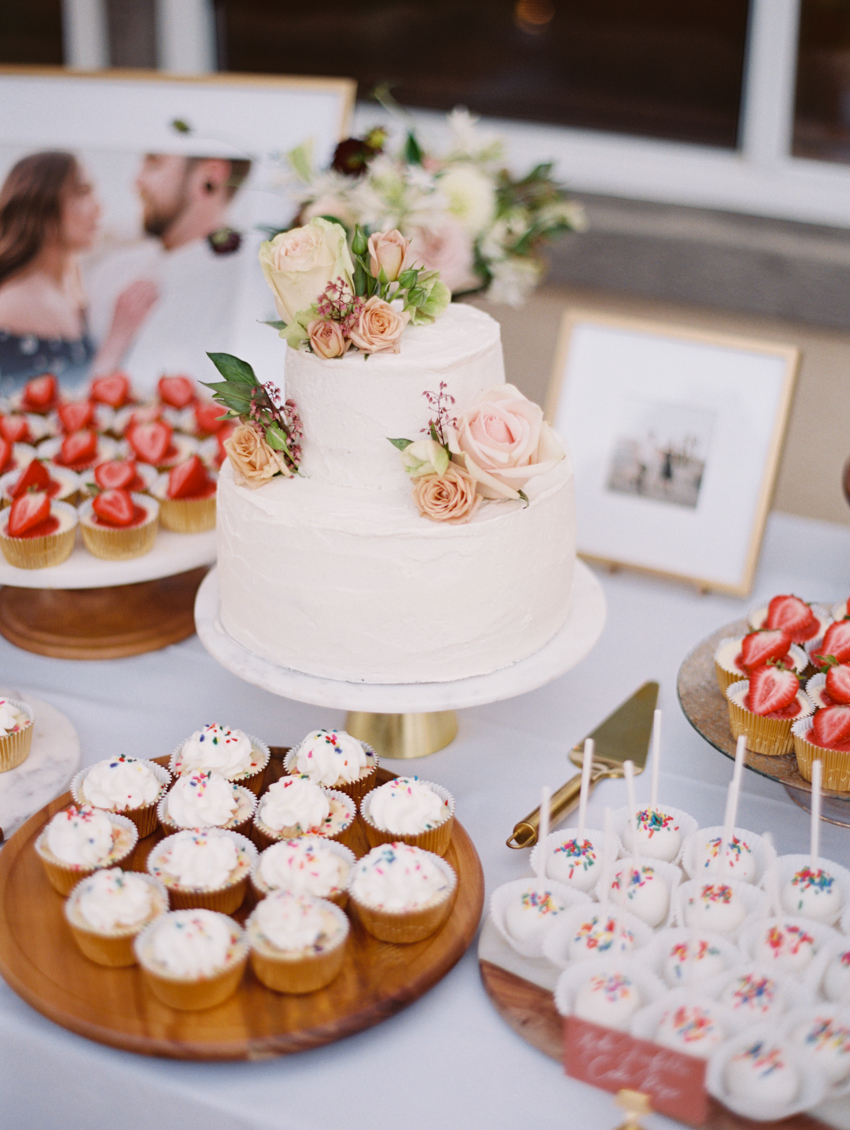 cake display outdoor wedding