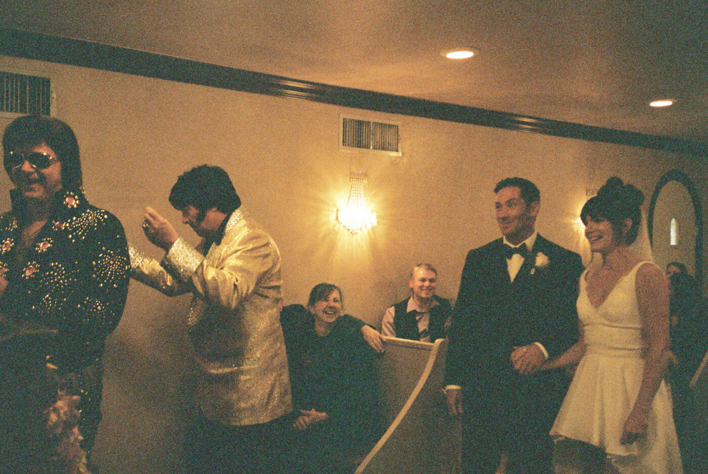 graceland wedding chapel dueling elvis ceremony