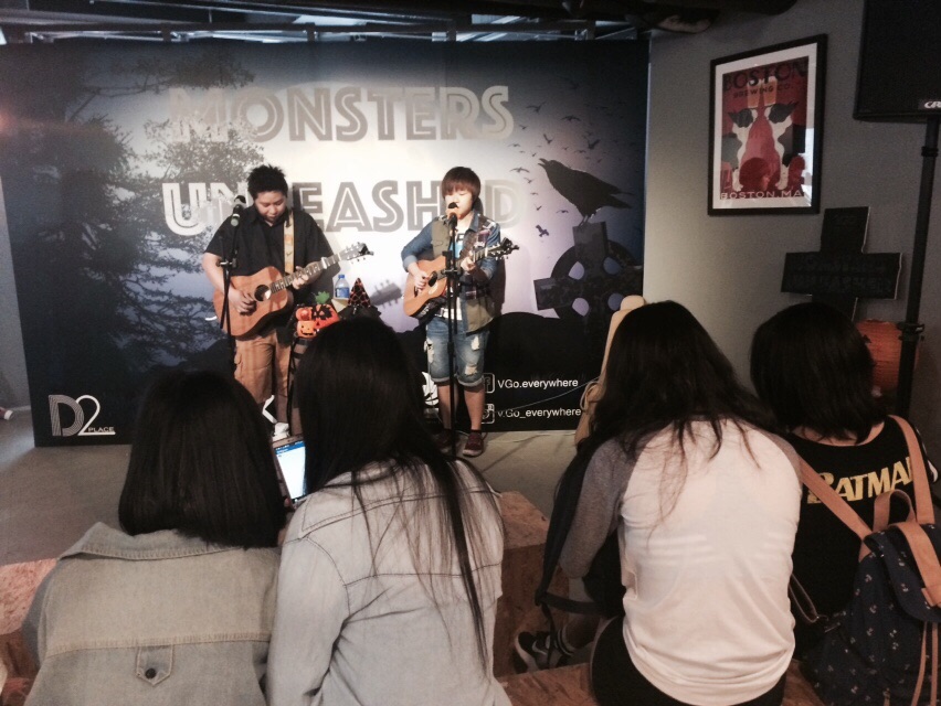 除咗可以shopping,仲有得現場聽唱作人唱歌、同Squly & Friends公仔大玩Selfie、仲有女魔術師Win2e同你變變變魔術添!