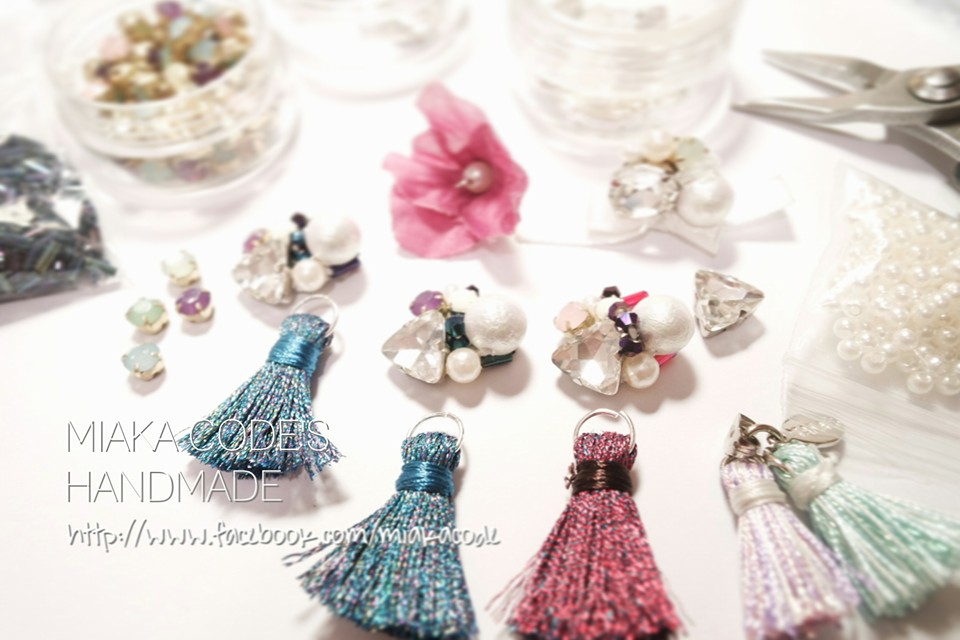 MIAKA CODE ( FB: miakacode / IG: @miakacode ) 瘋狂like流蘇、珍珠同Colorful嘅你,來吧!檔主設計嘅『Handmade想做的』手工飾品,都以呢三個原素為主,樣樣精緻!全DIY之外,仲可以度身訂做添!