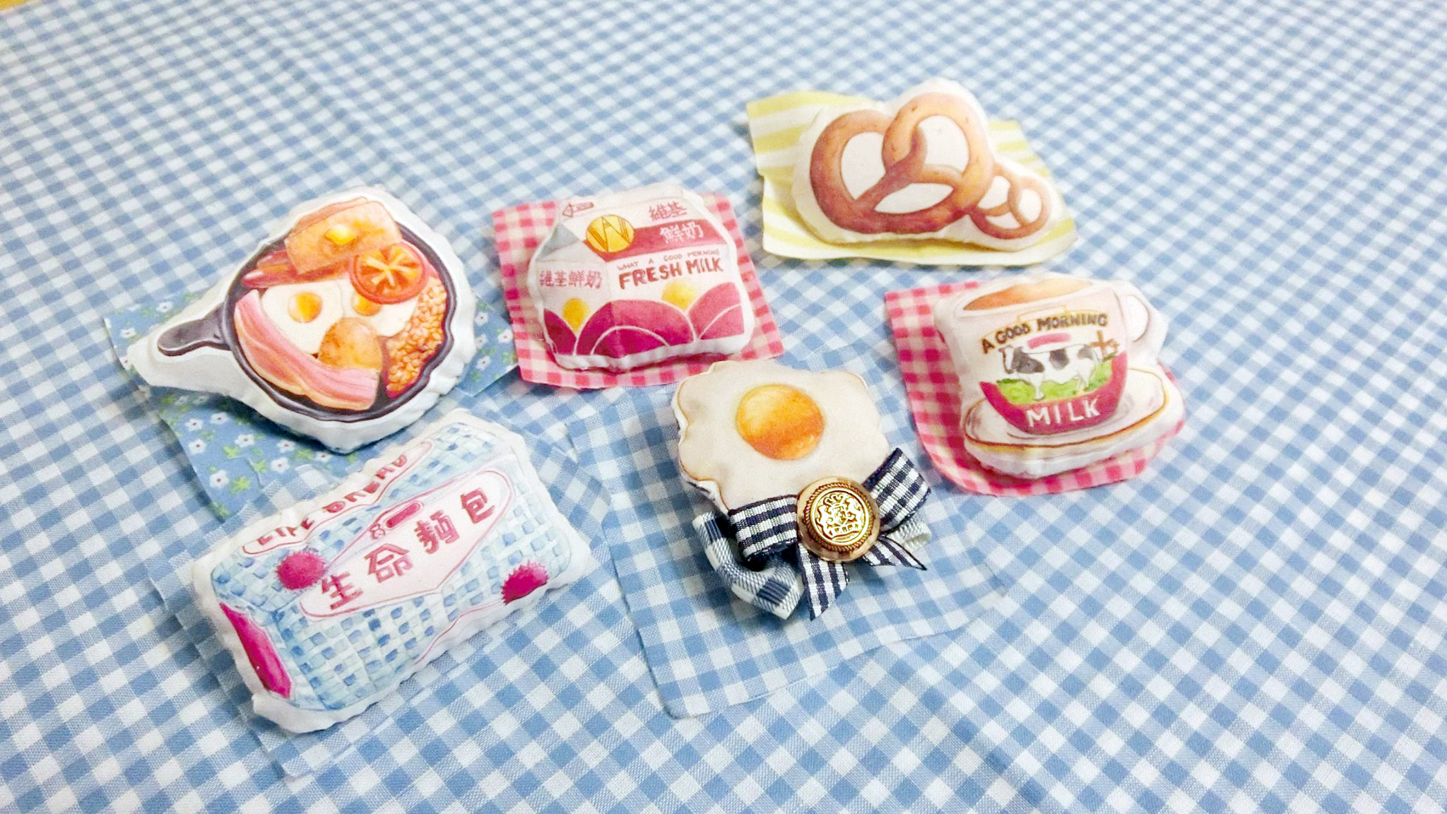 早安少女 Girl of A Good Morning 以「morning」為主題,手繪創作出各款手工製品,包括︰手繪熨畫布袋、軟棉棉食貨長頸鏈、生命麵包圖案既布袋……每日都為你打氣提神呀!