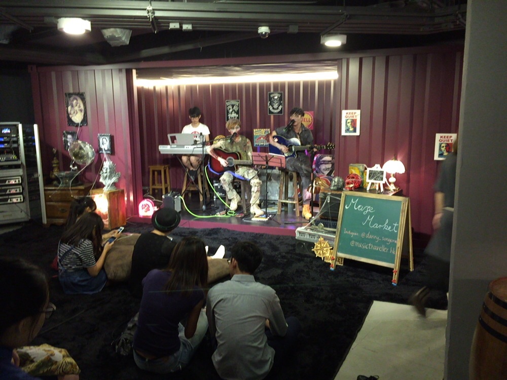 D2 Place貨櫃Music Stage入面, Live bands打扮成Zombies出場表演,唱歌仔俾大家聽!