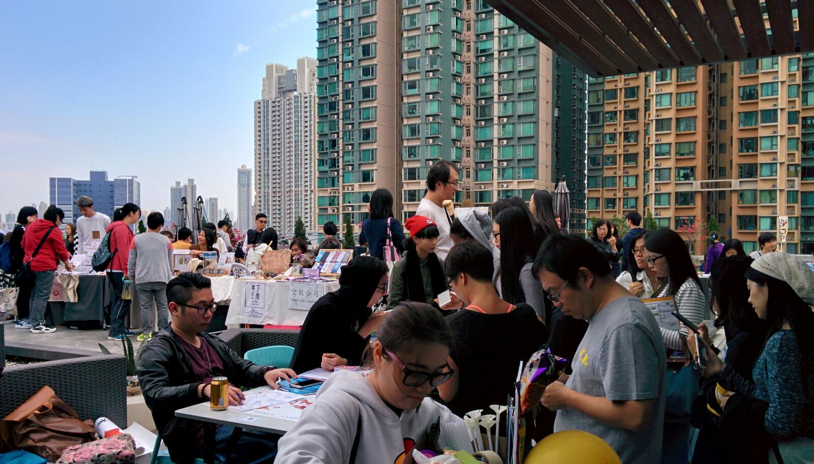 上到天台花園,藍天白雲,吹起陣陣涼風,完全感愛到Lakeside Market x D2 Place x FFF嘅主題—「秋天」。