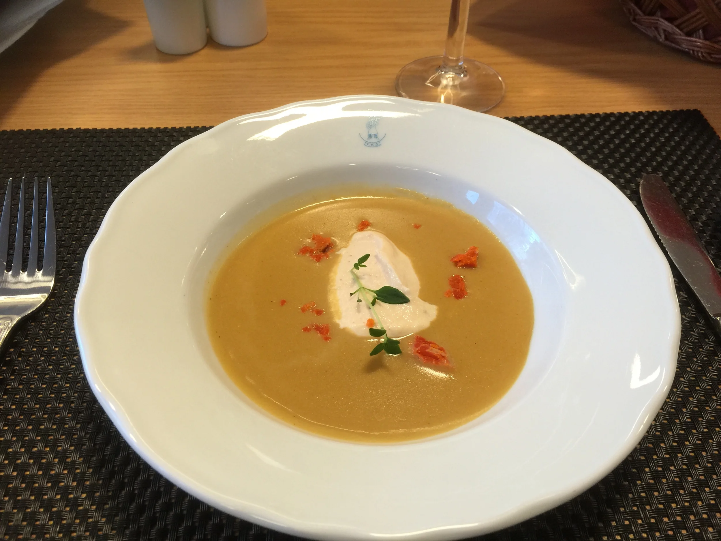  Skalldyrsuppe med krabberogn, rekemousse og aniskringle