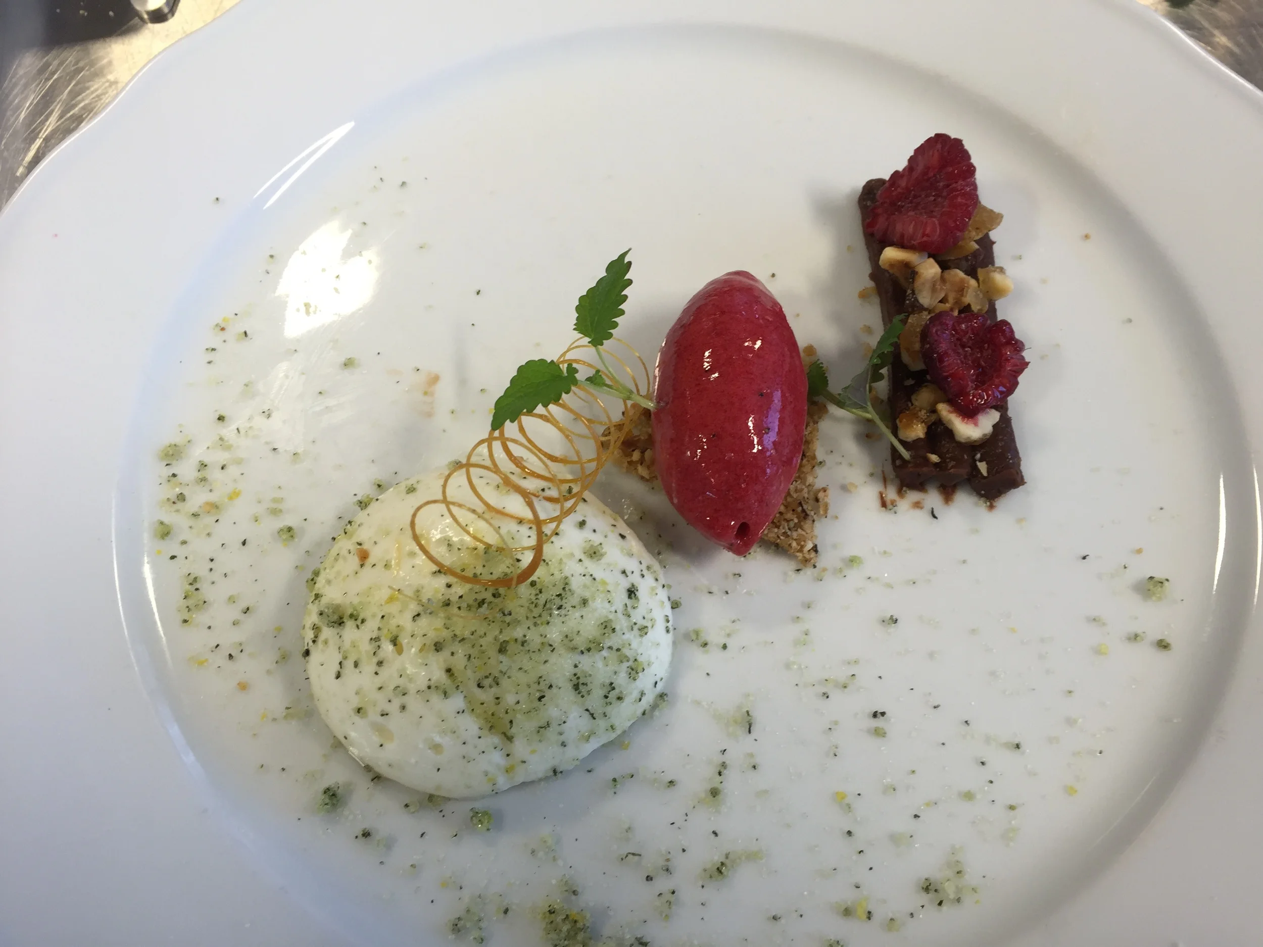 Desserten er rømmemousse, bringebærsorbet og sjokolade og sitronganach