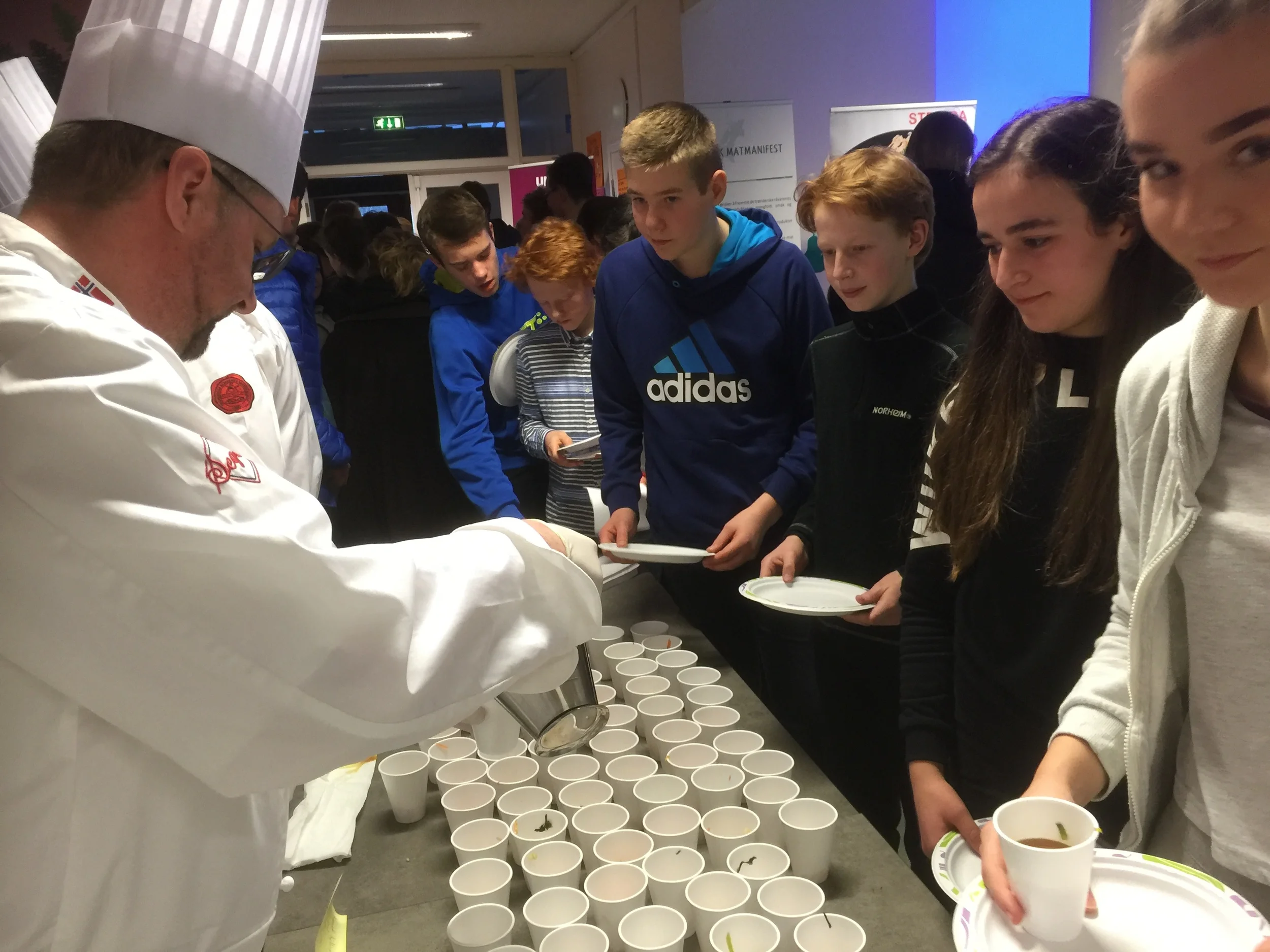 Gøran Friberg serverer elever i "suppe kø"