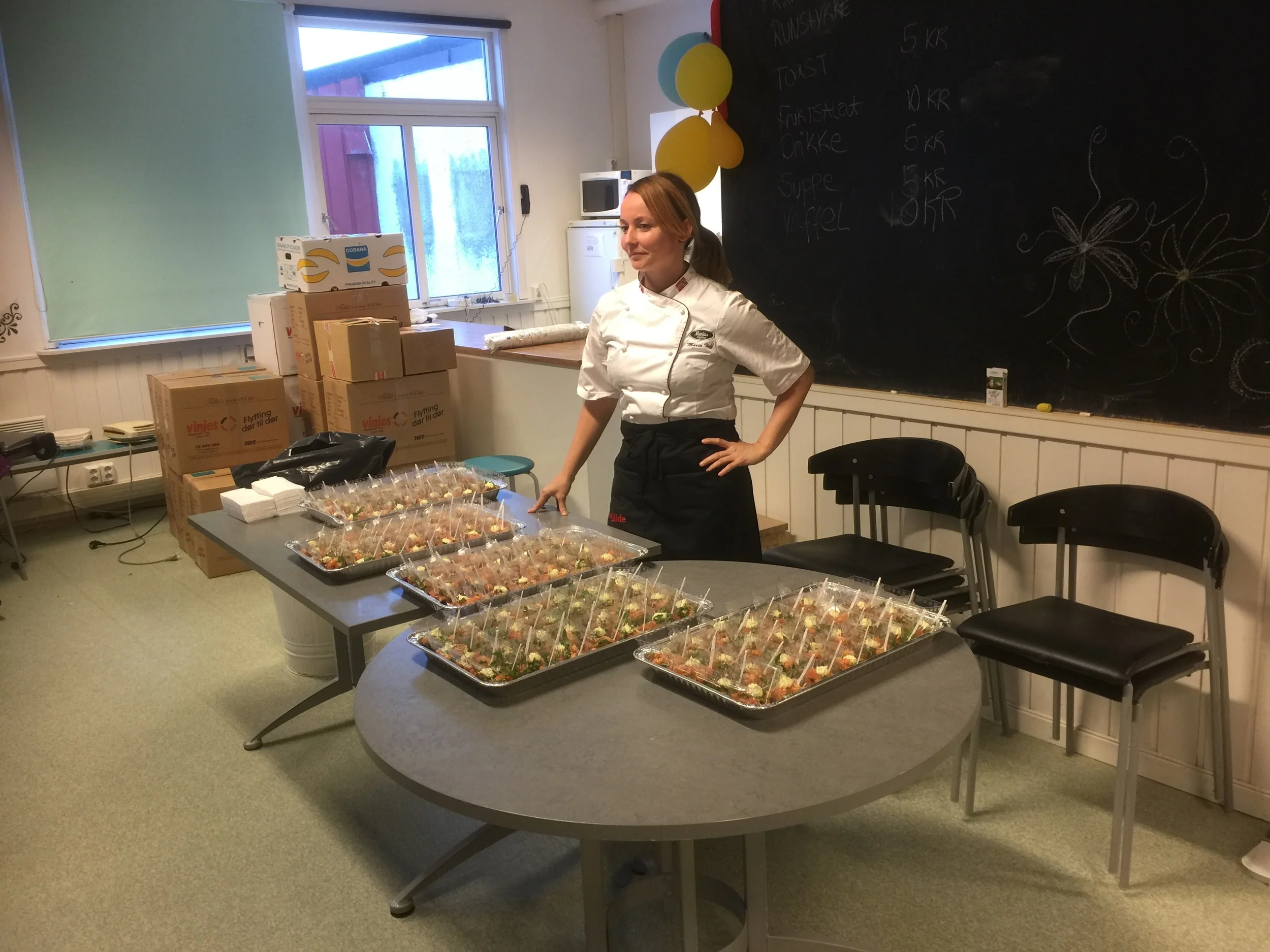 Selveste Maria fra Marias kjøkken, serverer råmarinert laks med sesam, wasabi og soyasaus.