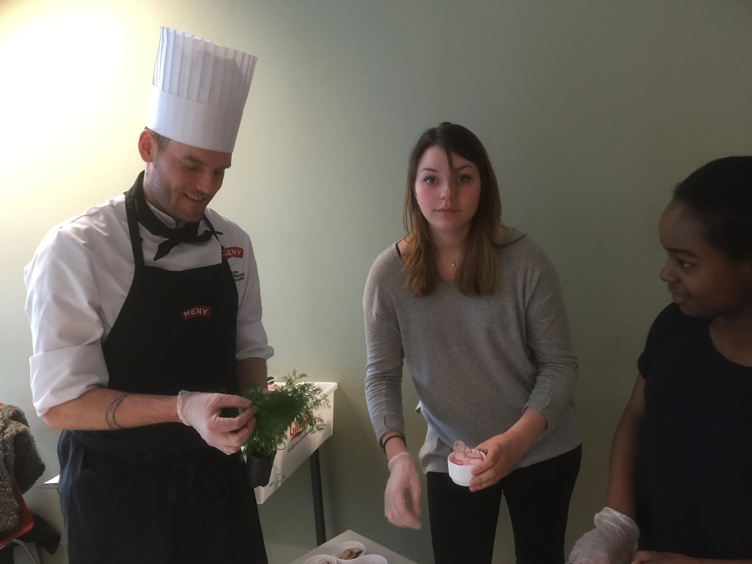 Ferskvaresjef Ståle Sandvik på Meny Solsiden får hjelp toav restaurant- og matfag elevene til å legge opp smaksprøver.