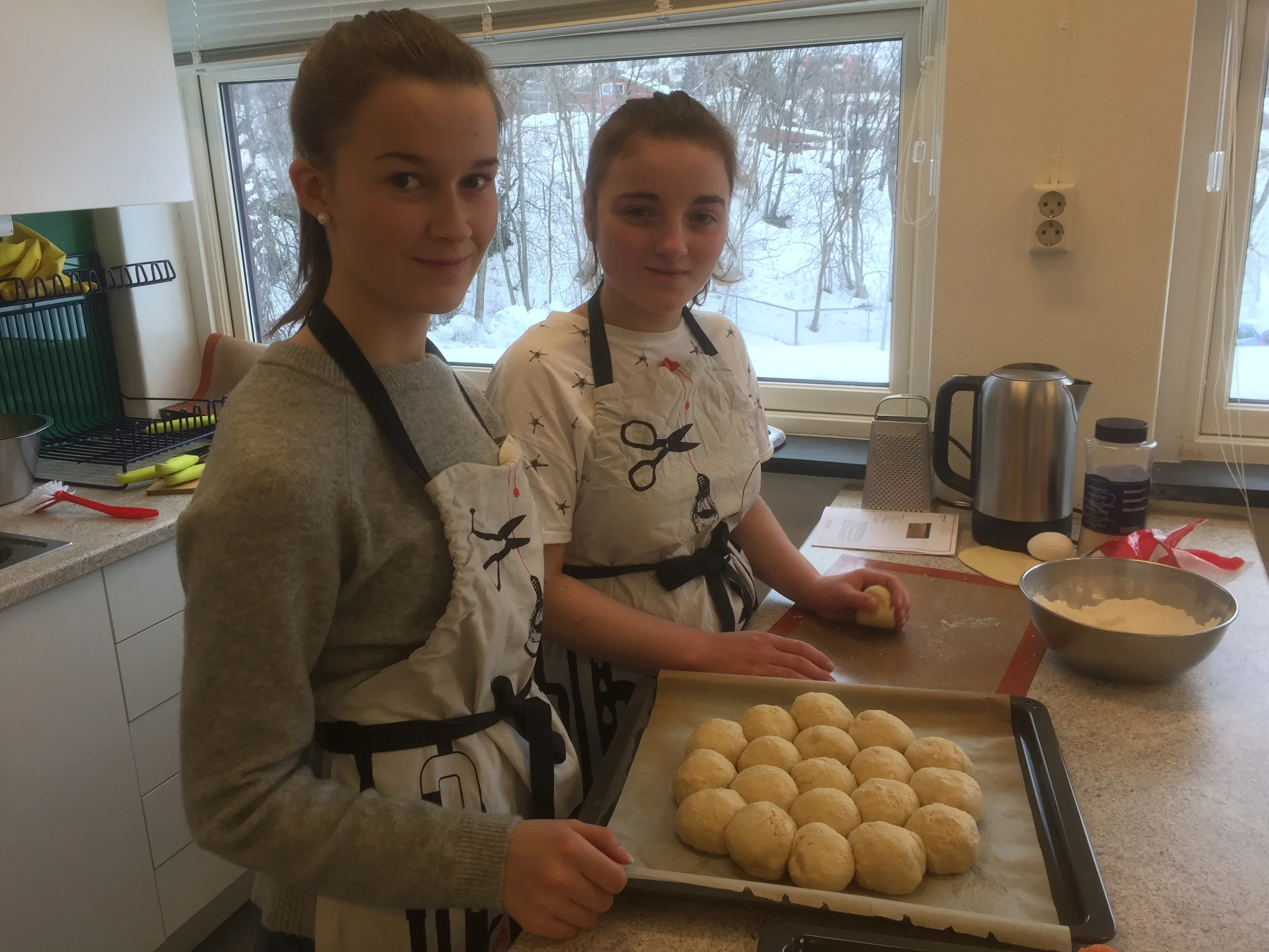 Her bakes det bryte brød med Jarlsberg og sesamfrø, som skal serveres til lunsjen.