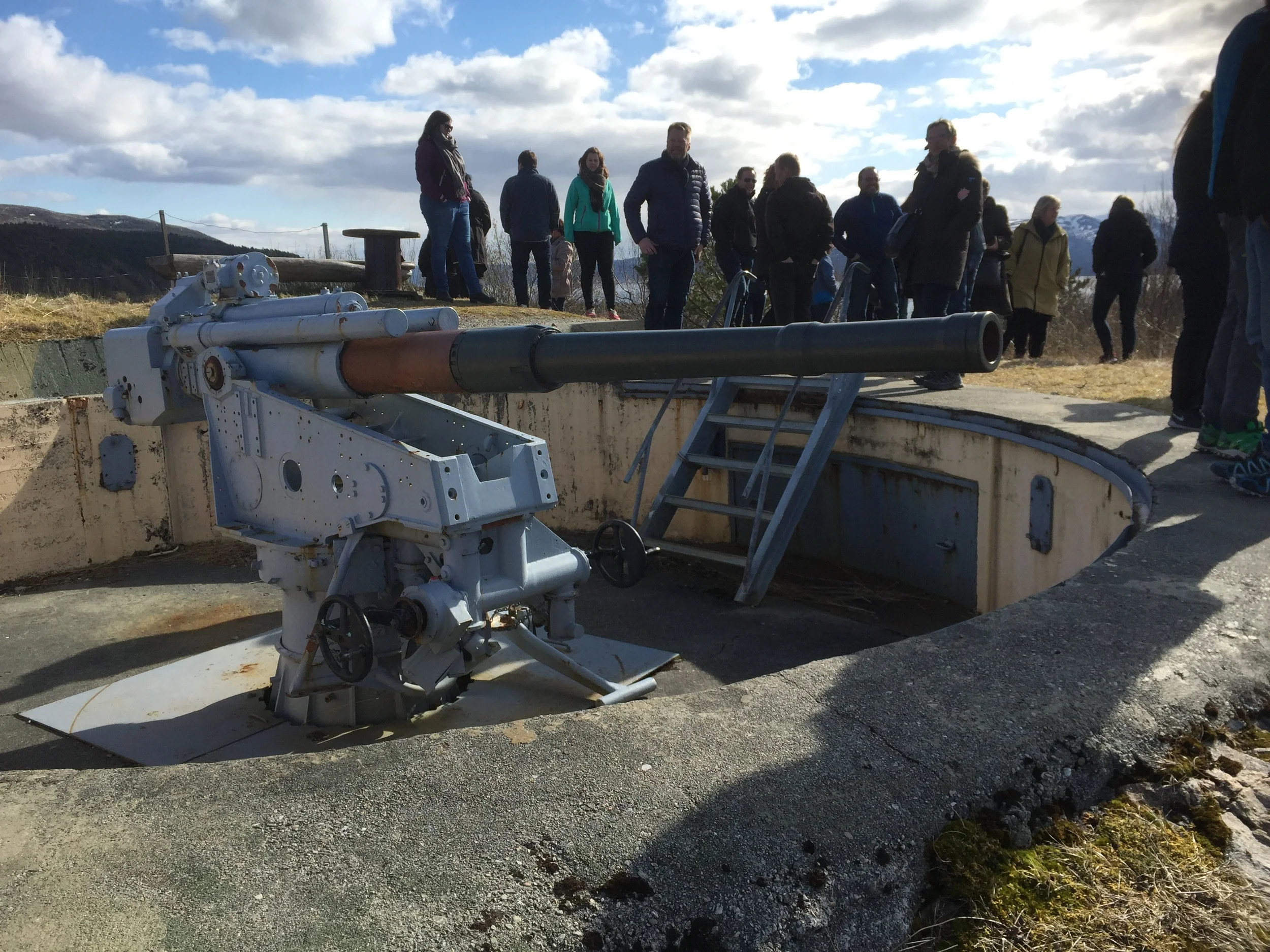 En liten tur på kanonstilingene på Hysnes Fort før vi inntar middag i "Kasernen"