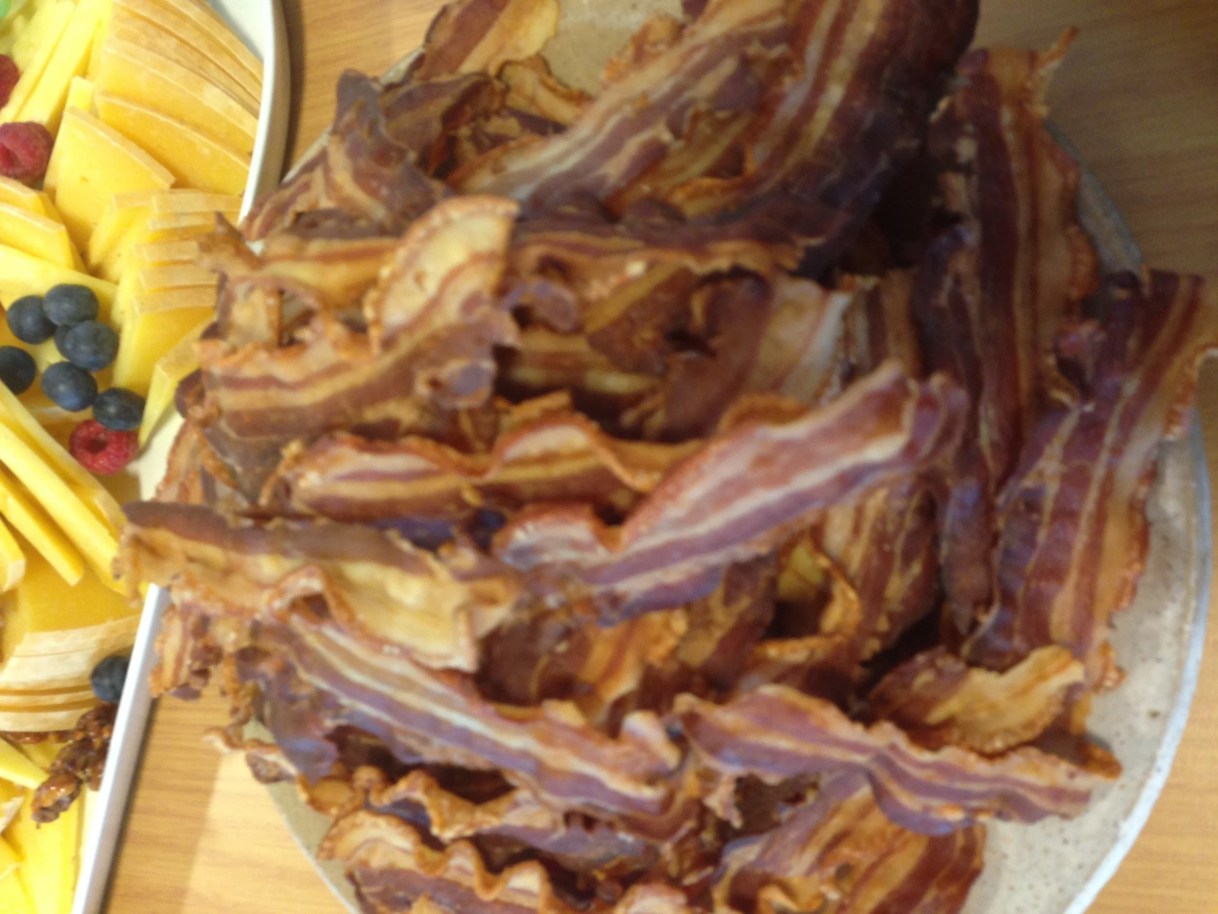 Lokale oster og sprøtt bacon fra Fosen gris.
