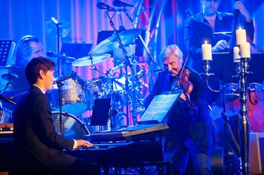 Her er John og Arve Tellefsen i full sving under Dalens julekonsert. Bilde er tatt av Ole Dalen.