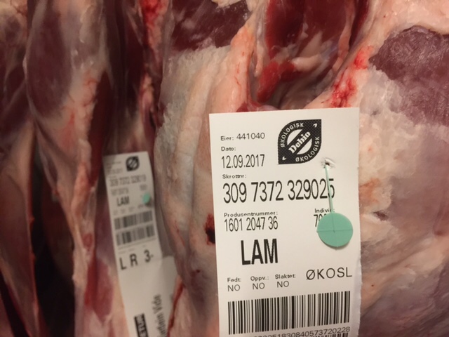 Debio merket lam på rekke og rad, som er klar for bearbeiding.