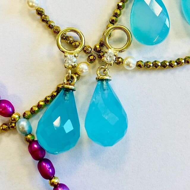 Summer party🌴 #seablue #chalcedony #summer #jewelry #norskesmykker #minmote #earrings #necklace #yellow #pearls