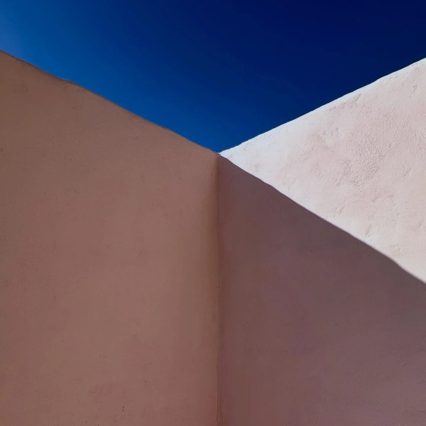 All Minimal - straight line - direct sun light 💙 Outdoor #photographic #studio #forhire #seaview #outdoorstudio minimal  Allwhite Moroccancolours greece athens @adrenalinphotographic  whiteinblue outdoorstudio photoshoot portraitphotography fashionp