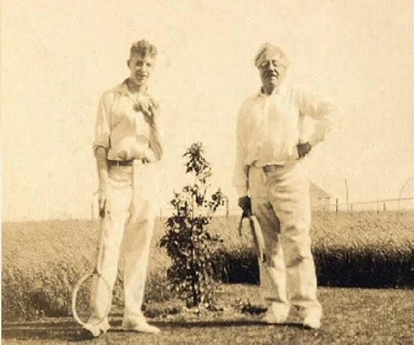 Britten und sein Lehrer Frank Bridge http://goodmormingbritten.wordpress.com
B. Britten und sein Lehrer F.
Bridge: https://goodmorningbritten.wordpress.com/2013/03/13/foundations-britten-and-frank-bridge/ , 14. 09. 16