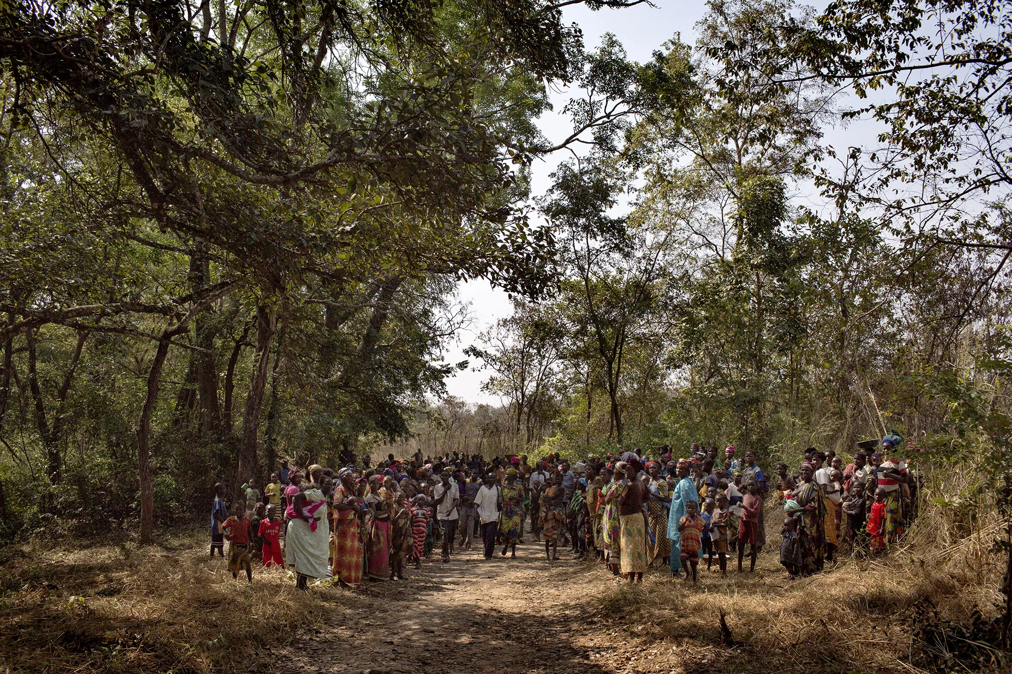 Displaced wait on the road to Lere for MSF to arrive with supplies. 