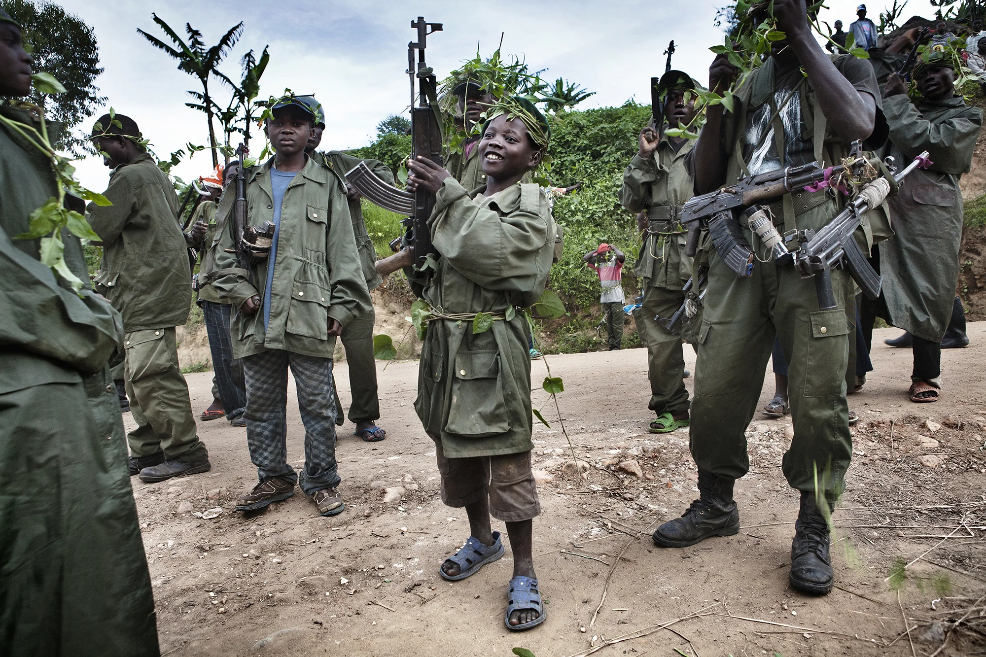 A child soldier of the Mayi-Mayi in Kanyabayonga during an offensive against the CNDP