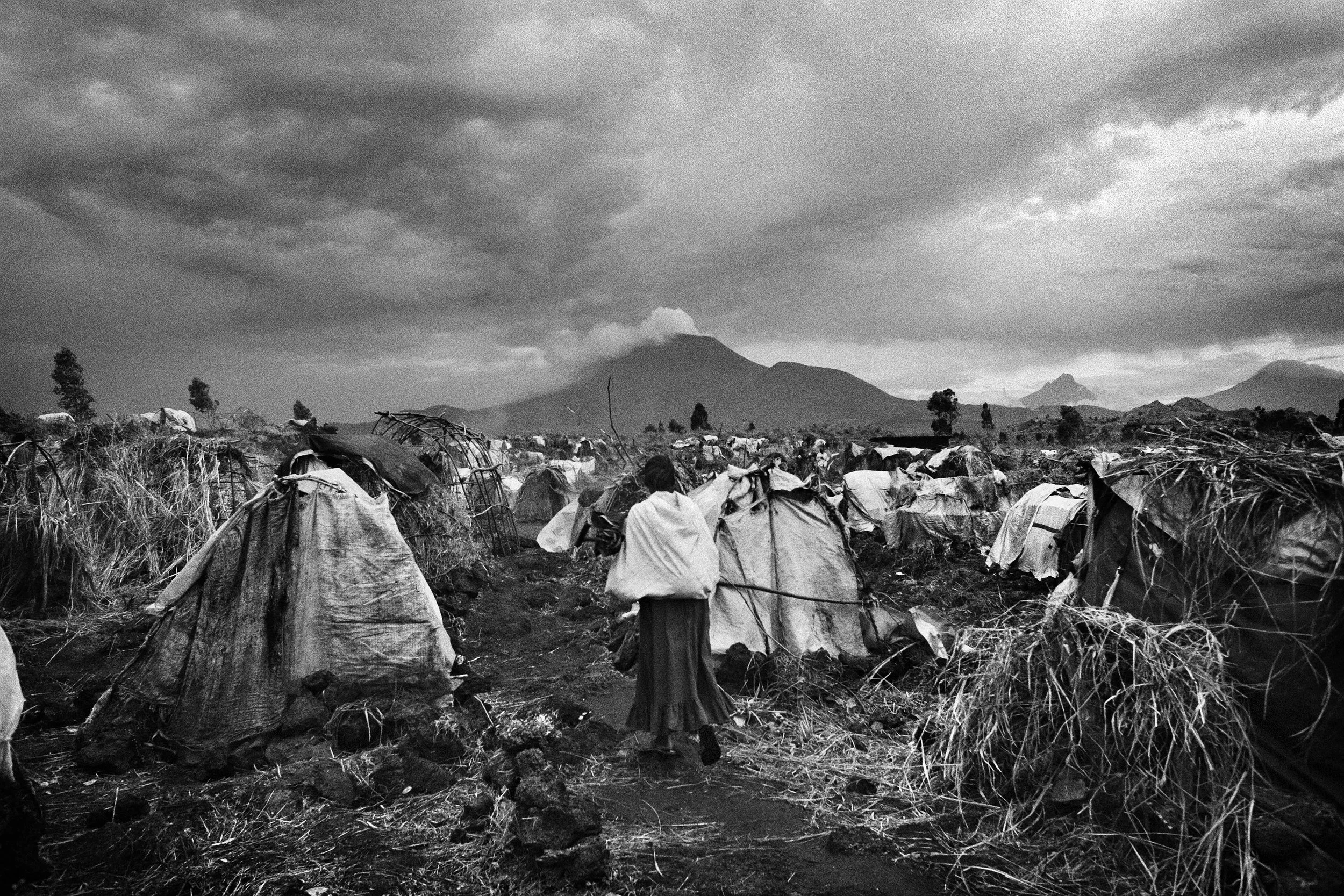Displaced people make camp in Goma after fleeing fighting in Karuba and Mushake villages. A battle rages between government forces and General Nkunda’s rebels in Karuba, North Kivu province. 2008