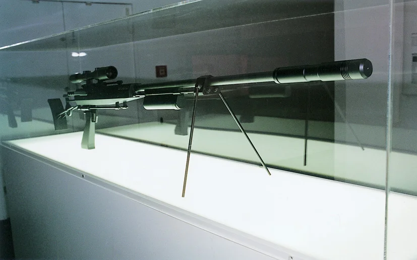 "ID Sniper " 70x50x20 inches, 3D printing, steel, aluminium, mounted in plexiglass case, Jakob S. Boeskov @ Populism, Frankfurter Kunstverein, 2005.
