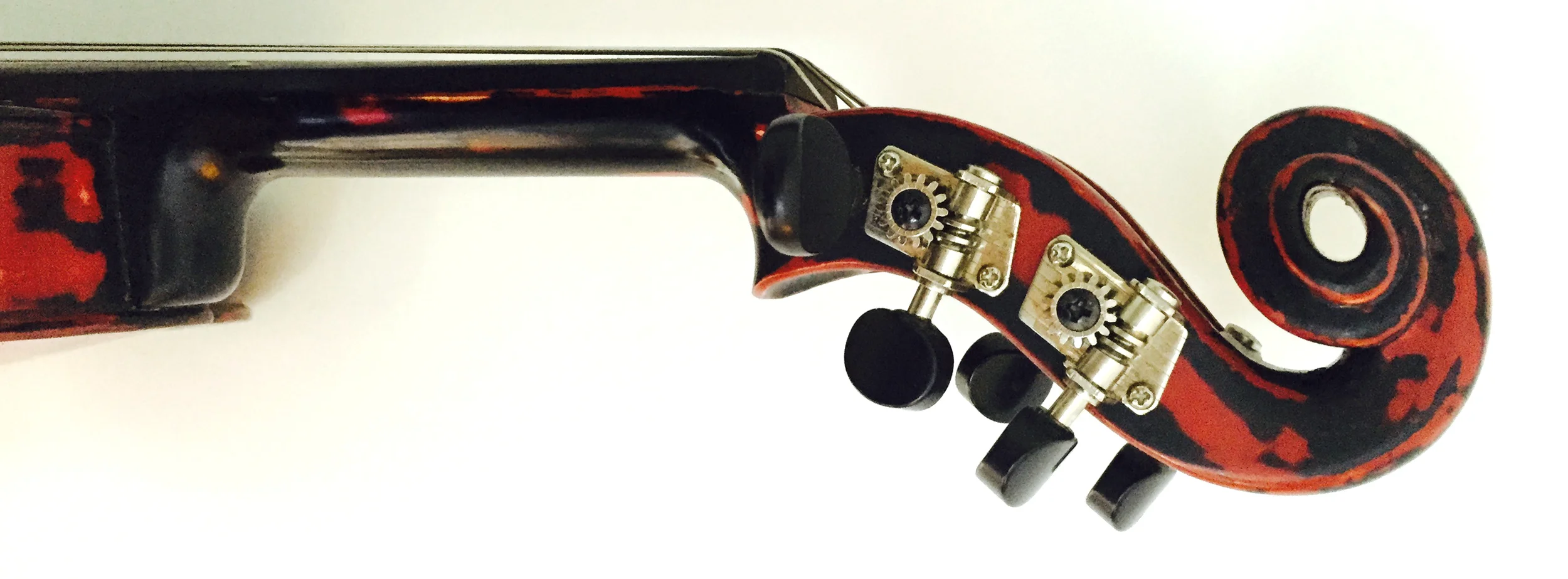scroll detail of the Neolin 5-string showing the unusual Urishi varnished finish