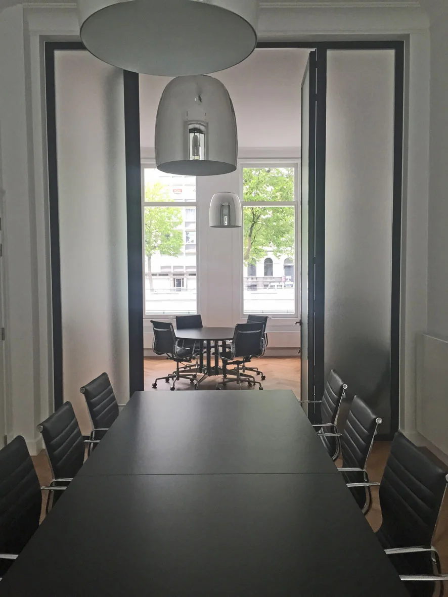     Op de bel-etage worden de vergaderzalen ingericht. &nbsp;Een kleine ruimte vooraan. &nbsp;Een grotere vergadertafel in de middelste ruimte. 