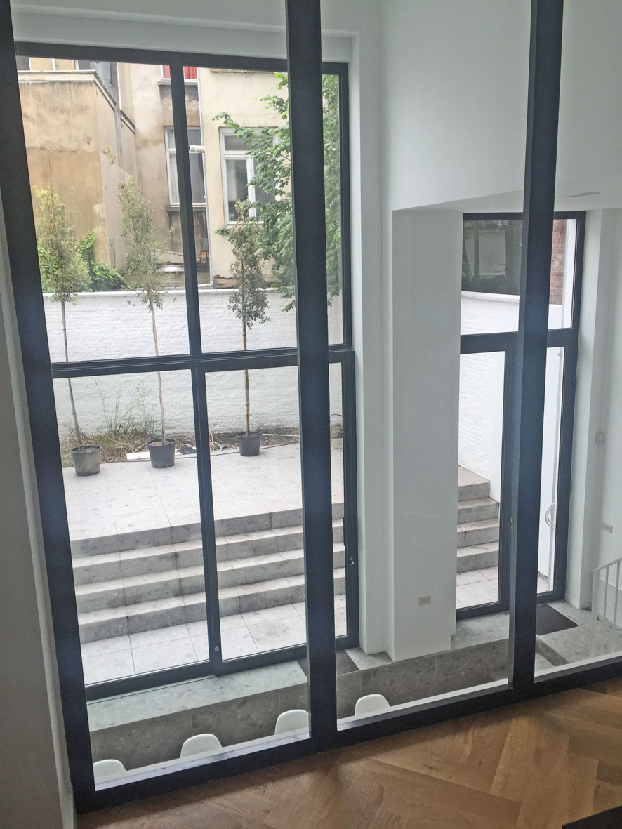     Achteraan werd de vloer uitgebroken om zowel zicht als licht vanuit de tuin in de vergaderzaal toe te laten. &nbsp; 