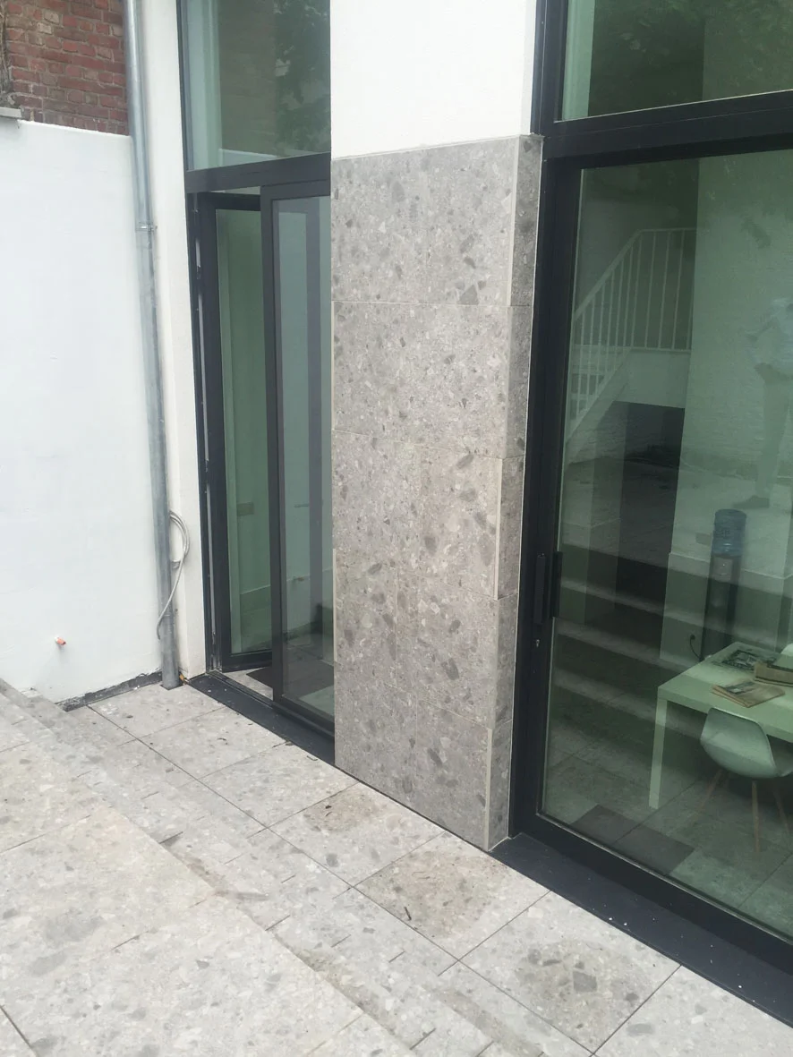     Vanuit de eetruimte gaat men 3 treden omhoog voor het bereiken van de buitendeur. &nbsp;De trappen buiten leiden verder naar het eigenlijke terras waardoor de niveauverschillen stapsgewijs overbrugt worden. 