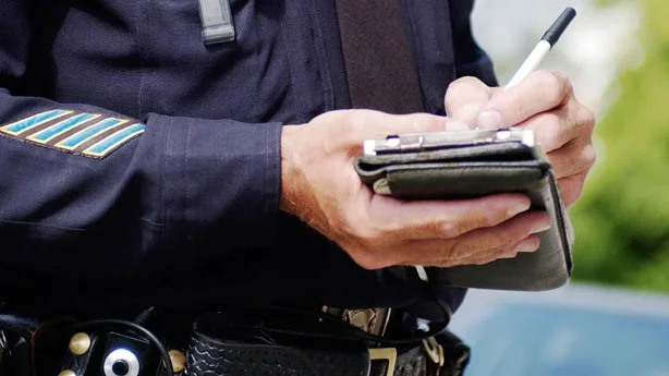 cop-writing-traffic-ticket.jpe