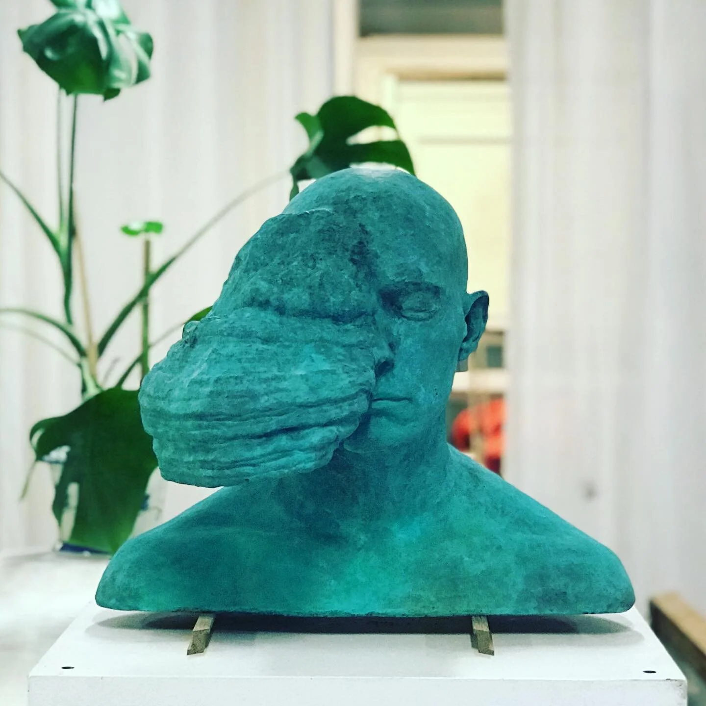 This new work is transformed into bronze by the master @peterjensen. Still a few days left in the studio before I have to say goodbye... 😢 please come and say hi to Phenotype 01. #phenotype #bronze #byste #peterjensenbronzest&oslash;ber