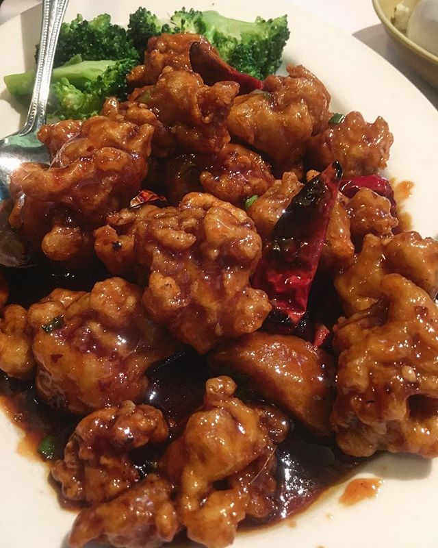 General tso chicken from our favorite 😬 #grandsichuan #newyorkfoodbabes
