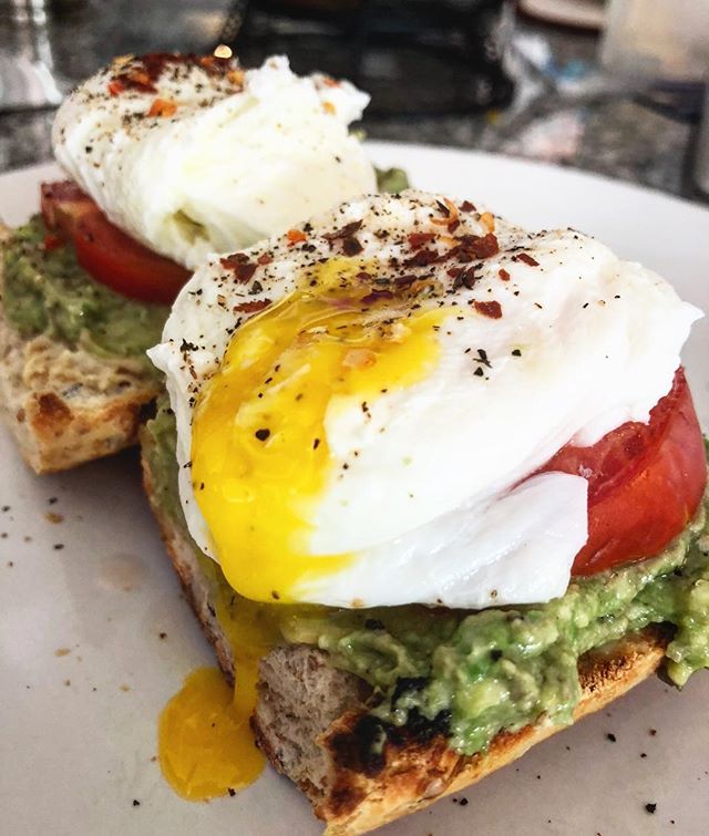 Homemade power breakfast - avocado toast topped with tomato and a perfectly poached egg 💪🏽💪🏽 #Yolkporn #masterchef #newyorkfoodbabes