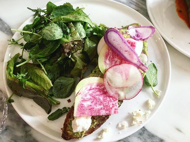 The prettiest avocado toast from @whilewewereyoungnyc 🍳🥑 #sundaybrunch #newyorkfoodbabes