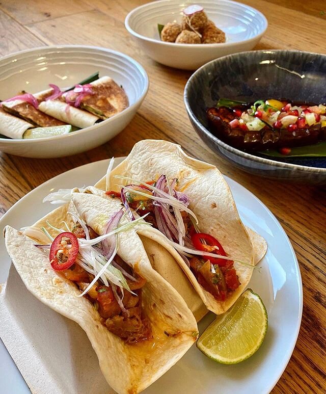 Delivery from the newly launched virtual culinary pop-up @casacalaveralondon 😋 Pulled pork tacos &bull; Spiced rice croquettes &bull; Achiote chicken quesadillas &bull; Roasted aurbergine 😍🌮🍆 #CasaCalaveraLondon #friyay #londonfoodbabes