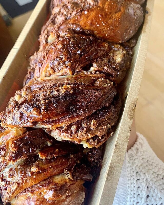 Delicious babka made with @shuklondon easy to assemble DIY babka kit 😍 Filled with chocolate &amp; hazelnut paste and covered with vanilla syrup and cookie crumbs 😋 Delivery available to all addresses within the M25! #babka #weekend #londonfoodbabe