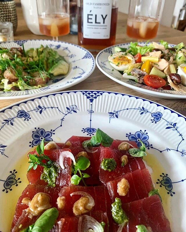 Trying the newly launched delivery service from @folie_london 😍🙌 We got the tuna sashimi, octopus, Ni&ccedil;oise salad with confit tuna &amp; anchovies and Old Fashioned @elyscocktail 😋🐟🥃#yum #folielondon #londonfoodbabes