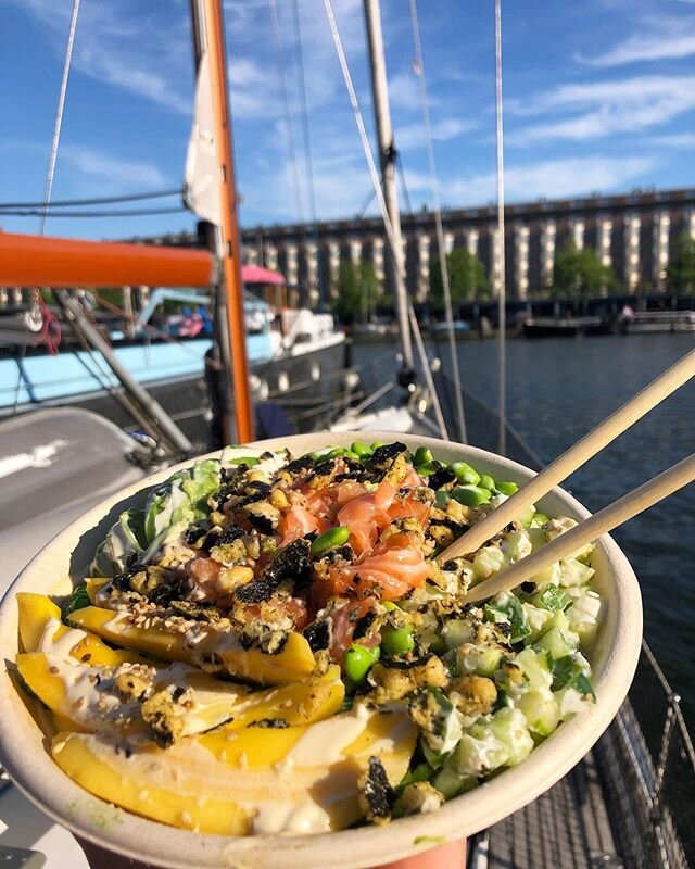 It doesn&rsquo;t get more tropical than this in Amsterdam! The freshest salmon and mango pokebowl from @sushito.amsterdam on the water☀️☀️ #amsterdamfoodbabes #sushitoamsterdam