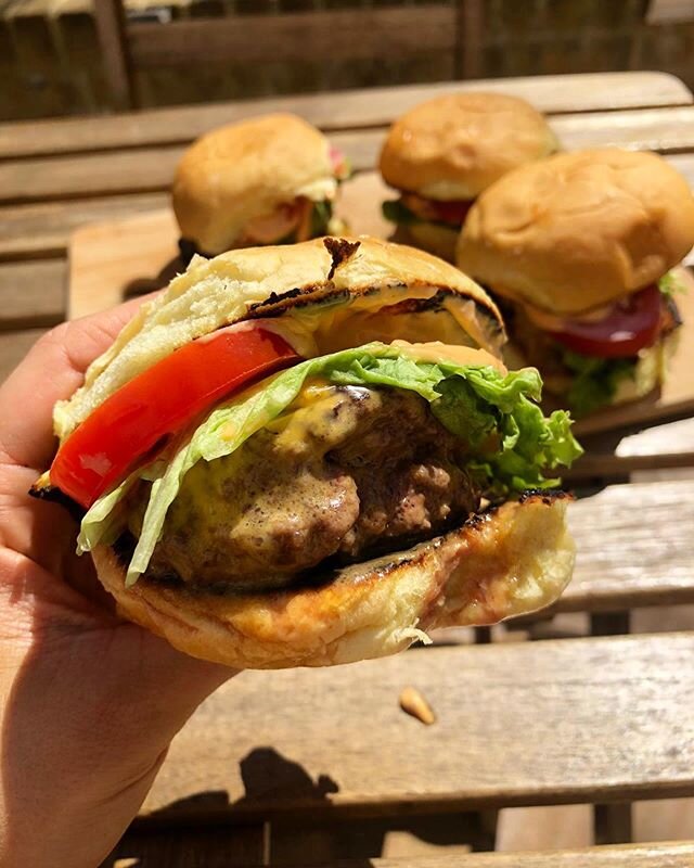 Trying the new @shakeshackuk DIY burger kit 🤤 each kit includes all the ingredients to make four of their classic Shackburgers - order yours on their website or through @deliveroo 🙌 #yum #sundays #londonfoodbabes