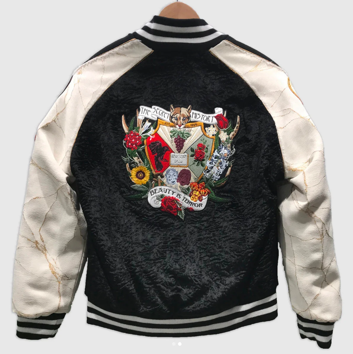 Also jealous of this jacket that @god_save_the_misanthropes handmade for Tavi Gevinson after they met on a New York subway platform. (more details via thecut )