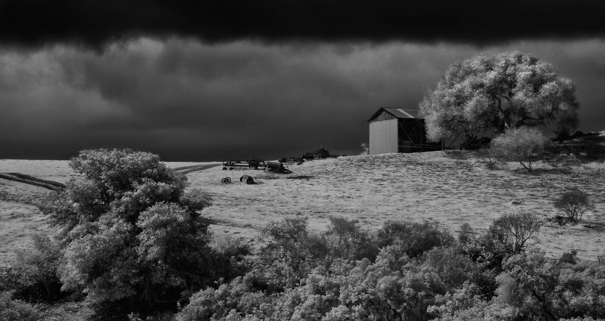 Barn_on_a_Hill_1_C20_5092.jpg