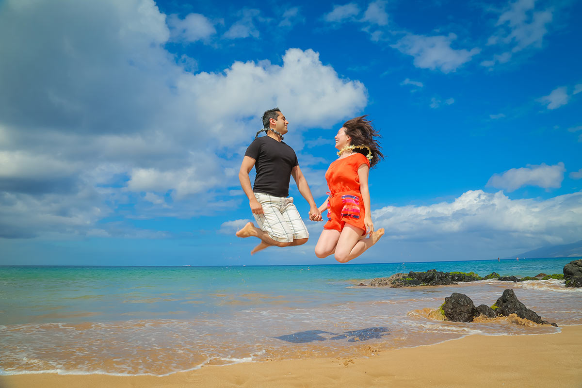 fun-couple-photography-Maui-Wailea.jpg