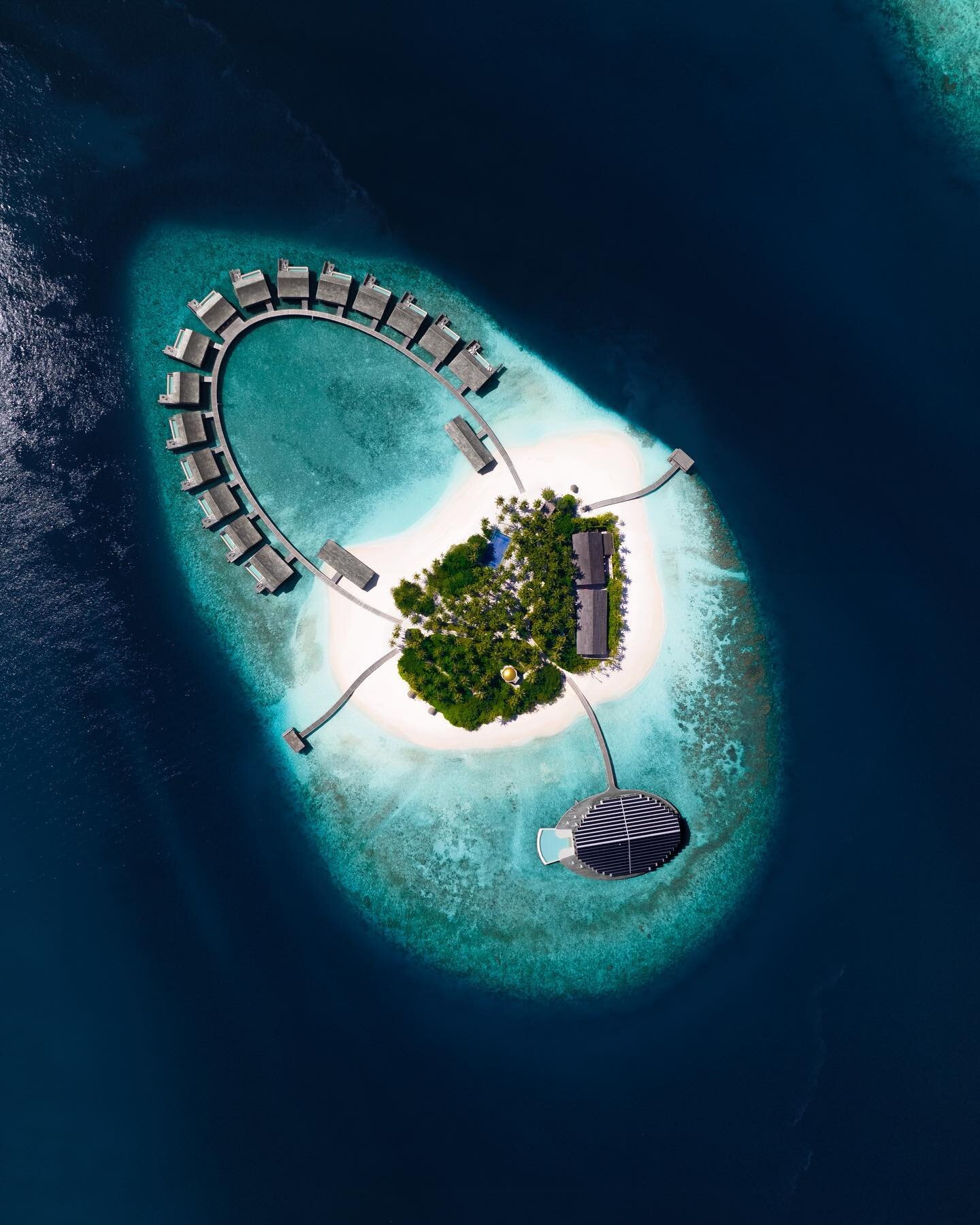 🏝 @kudadoomaldives by @hurawalhi - A fully solar-powered #privateisland with a one-of-a-kind design that blends sophistication with eco-sustainability 🍃