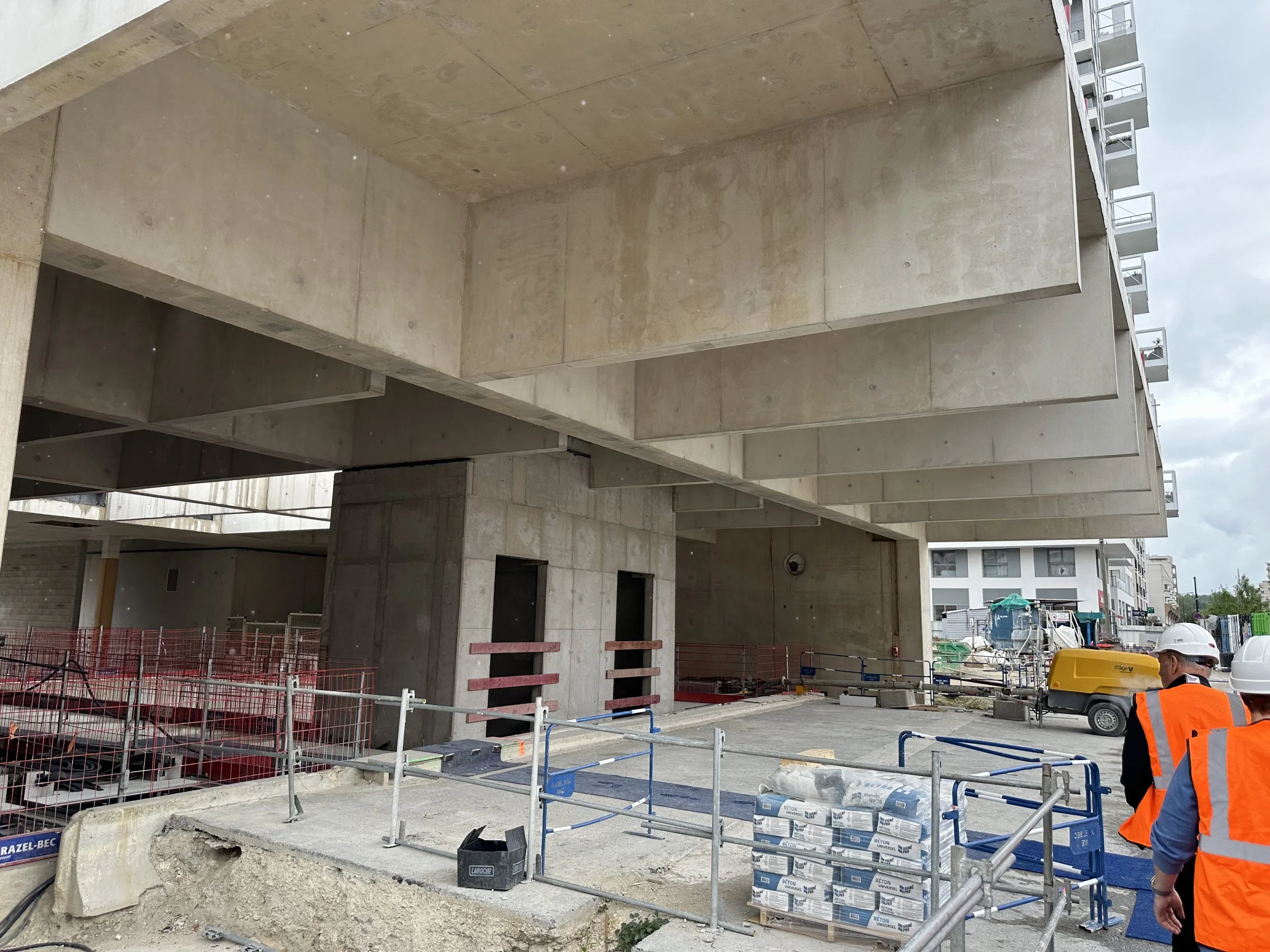 Banari Bagneux Station Ground Level