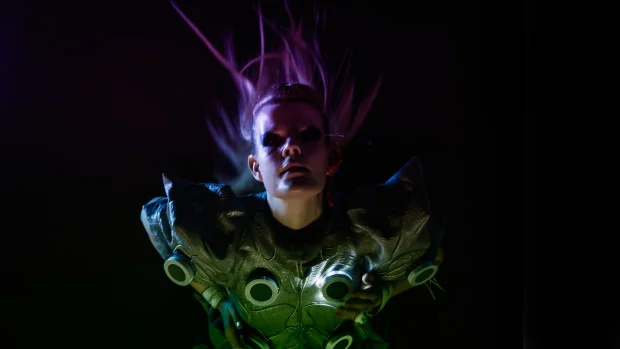 Ey, Du hast da 'ne Trommel am Kleid.