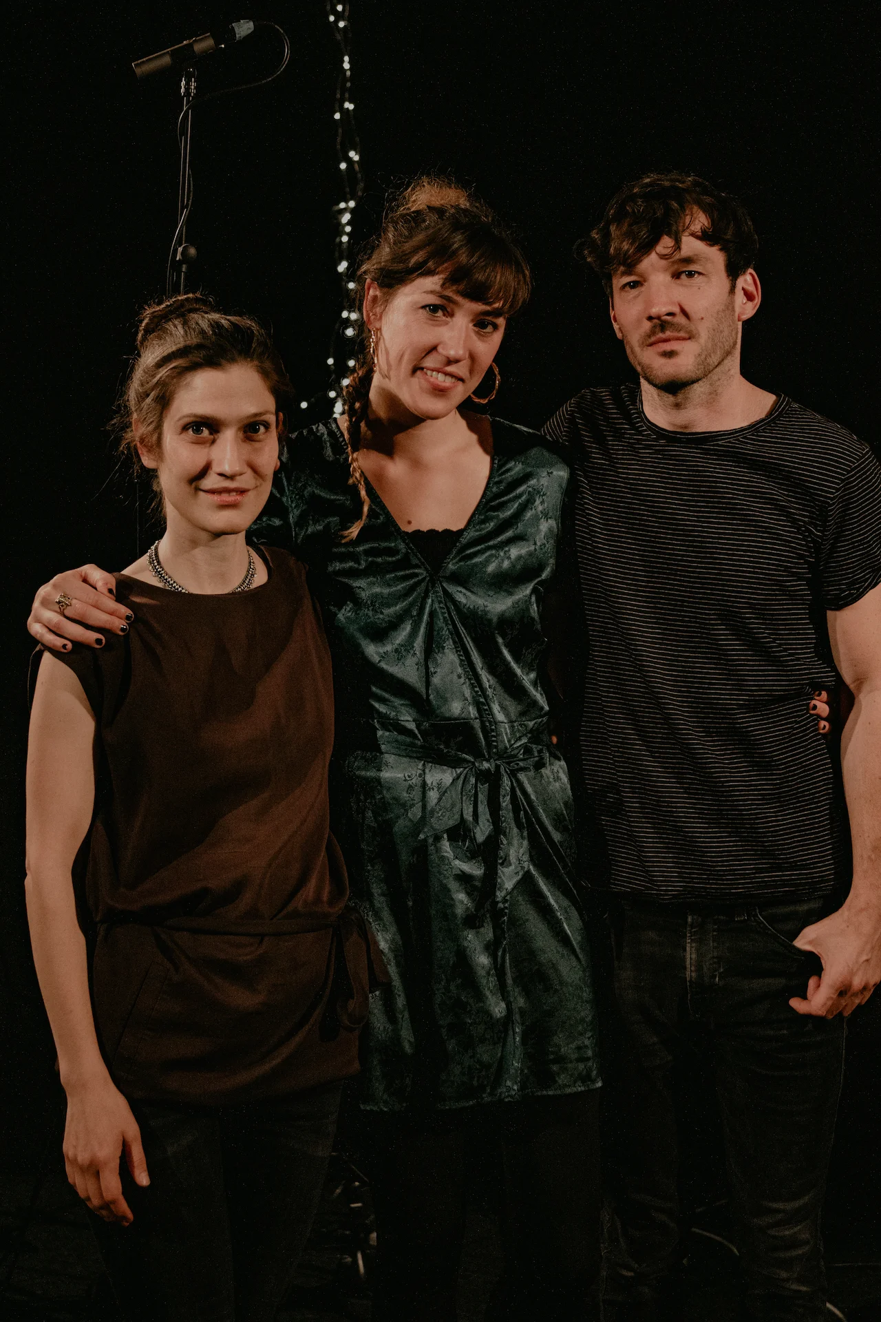 Johanna Amelie (Mitte) bei Fritz Unsigned mit Alin Coen (links) und Fabian Stevens (rechts)