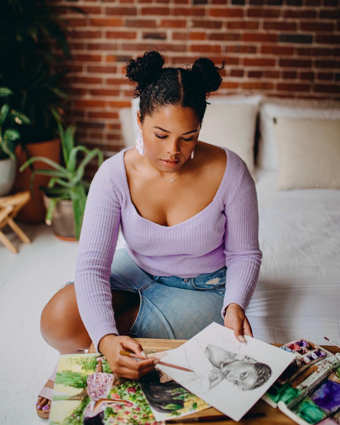 Space buns, fuzzy lilac sweaters and art are a winning combo 💜💟🎨
.
.
.
.
@kep_photos 📸 
.
.
.
.
.
.
.
.
.
#artistsoninstagram #artlovers #arts_help #art_realistic #art_promote #arts_promote #pencildrawing #portraitartist #artoftheweek #drawing_ex