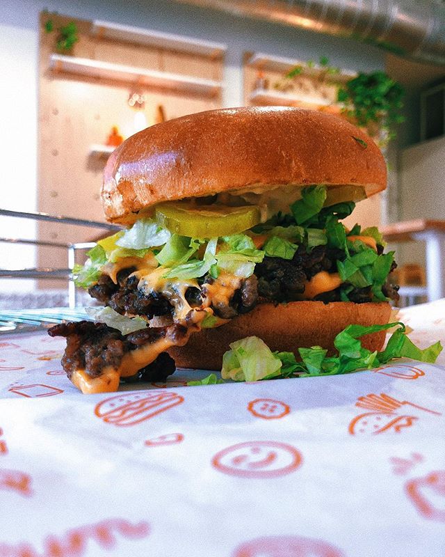 I didn’t eat the bun but I’m sure it was as delicious as the meat. @burgersnfriesforever // #patrickshootsfood // .
.
.
#burger #toeats #foodphotography #eaters #eateverything #toeats #blogto #foodie #yum #tasty #foodporn #foodie #foodstagram #food🍴#sharefood #freshfood #toeats #foodto #sixeats #6eats #eat #livetoeat #foodstagram #raptors #leslieville #food❤️ #eat🍴 #torontobloggers #nyceats #potd #patrickshootsfood #eeeeeats