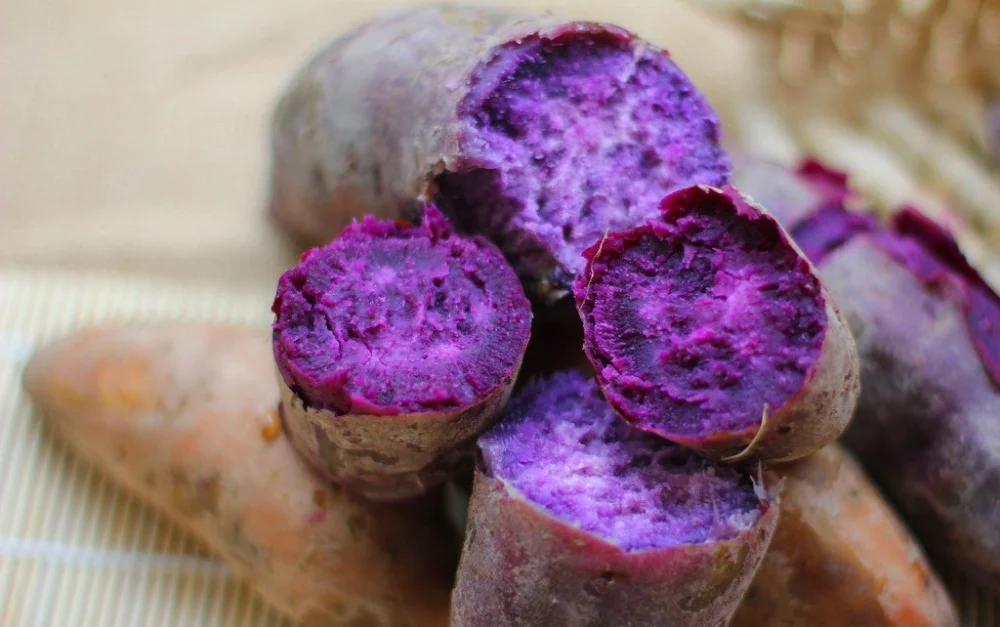This is a go-to recipe for when I'm craving something sweet and carby. You can add frozen berries or condensed nut milks for a sweeter/richer taste, too. I'm always trying to find ways to get more antioxidants, vitamins and minerals into my diet. In the past, I spent 4 months as a fruitiarian and got creative w/ my food. Honestly, my skin and hair never looked better, too! A few of the reasons I love nice-cream: